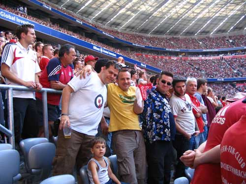 Caplis von desorden Publico, als er mich "nötigte" zum Fc Hollywood in die Fröttmaninger Müllberg Arena zu gehen